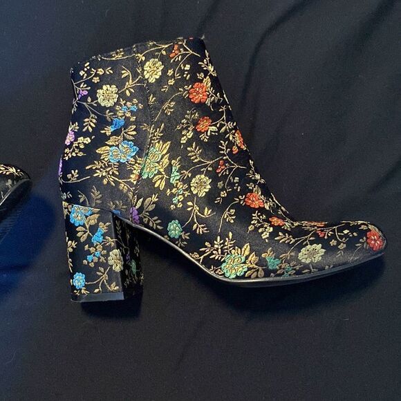 Black Floral Embroidered Boots, Size 6, maybe worn once, Perfect Condition - Picture 8 of 12